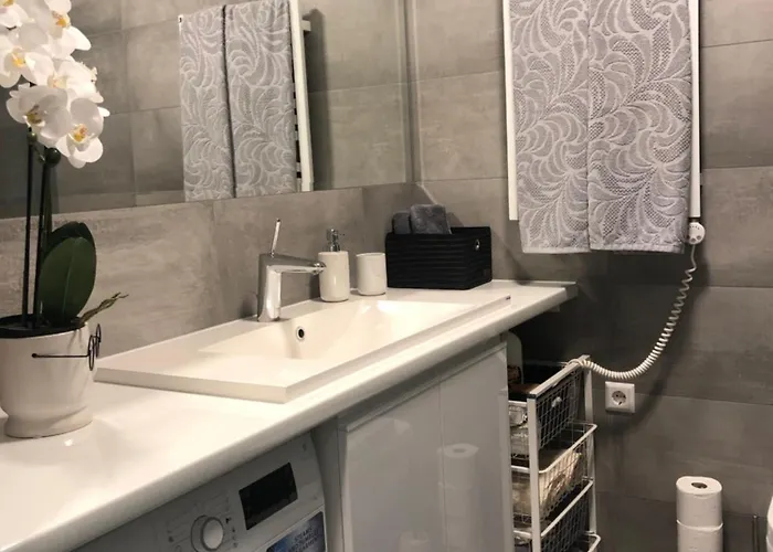 Luxurious In The Heart Of Old Town With Parking דירה